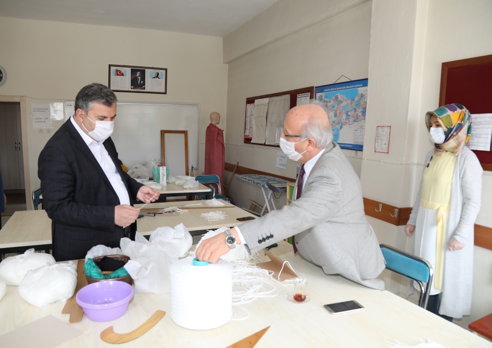 Başkan Demirbaş, Maske Üretimine Başlayan Halk Eğitim Merkezi’ni Ziyaret Etti