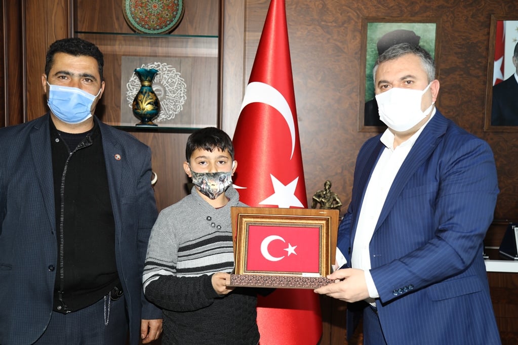 Belediye Başkanı Demirbaş, salgın döneminde öğrendiği Kur’an’ı hatmeden öğrenciyi ödüllendirdi.
