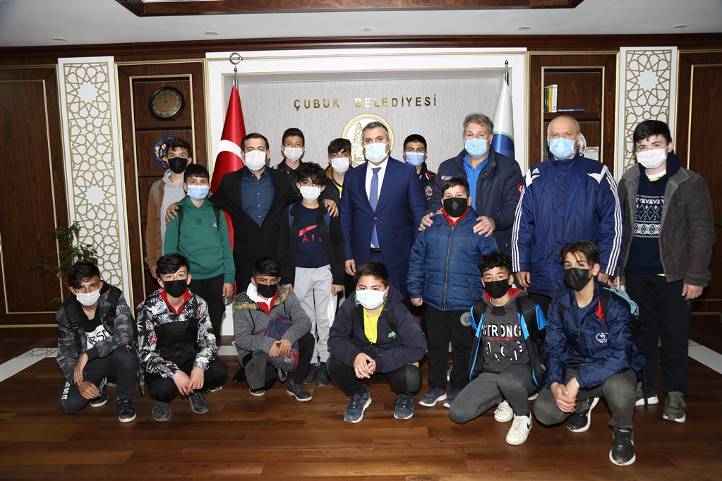 Belediye Başkanı Demirbaş, Minik Futbolcularla Buluştu