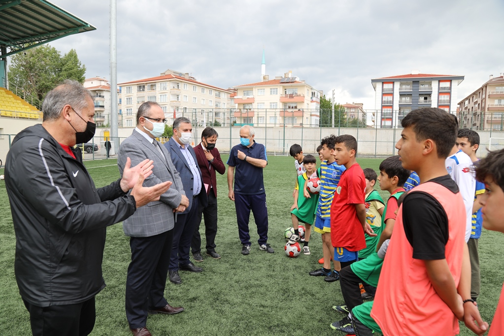 Çubuk Kaymakam Keleş ve Belediye Başkanı Demirbaş, yaz spor okulunu ziyaret etti