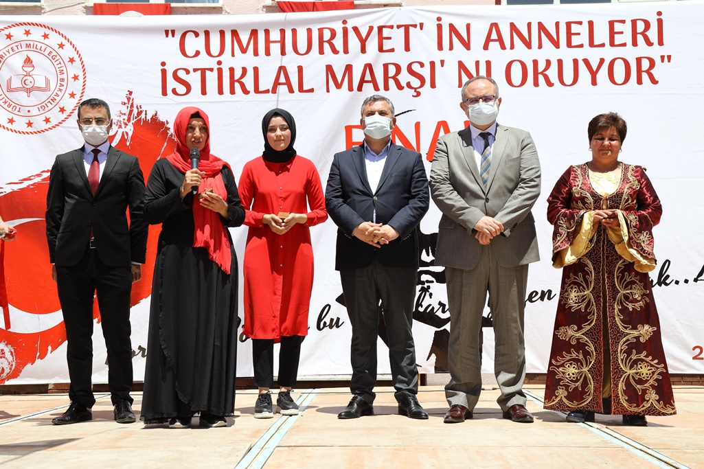 İlçemizde “Cumhuriyetin Anneleri İstiklal Marşı’nı Okuyor” yarışması gerçekleştirildi.