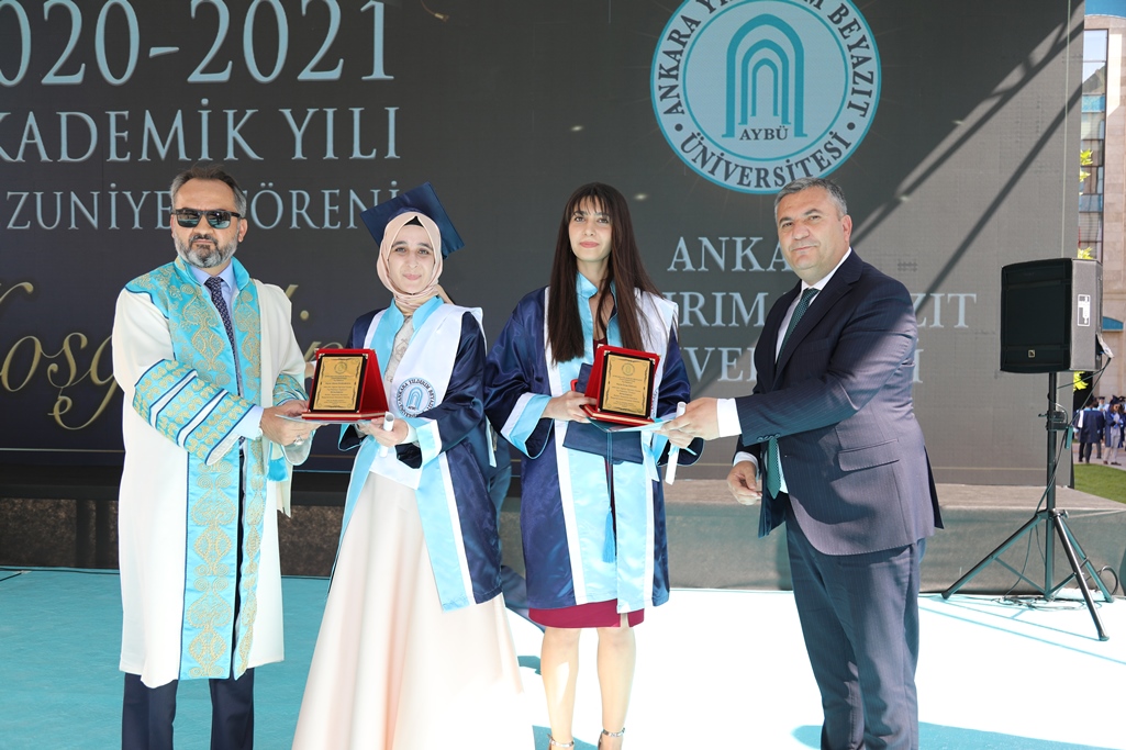 Ankara Yıldırım Beyazıt Üniversitesi (AYBÜ) Tıp Fakültesi mezuniyet töreni AYBÜ Esenboğa Külliyesi’nde gerçekleştirildi.