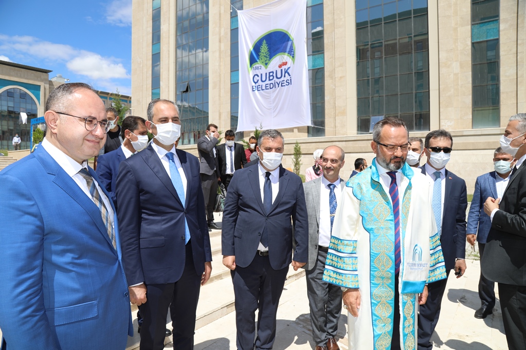 Adalet Bakanı Gül, Çubuk Belediyesi’nin standını ziyaret etti