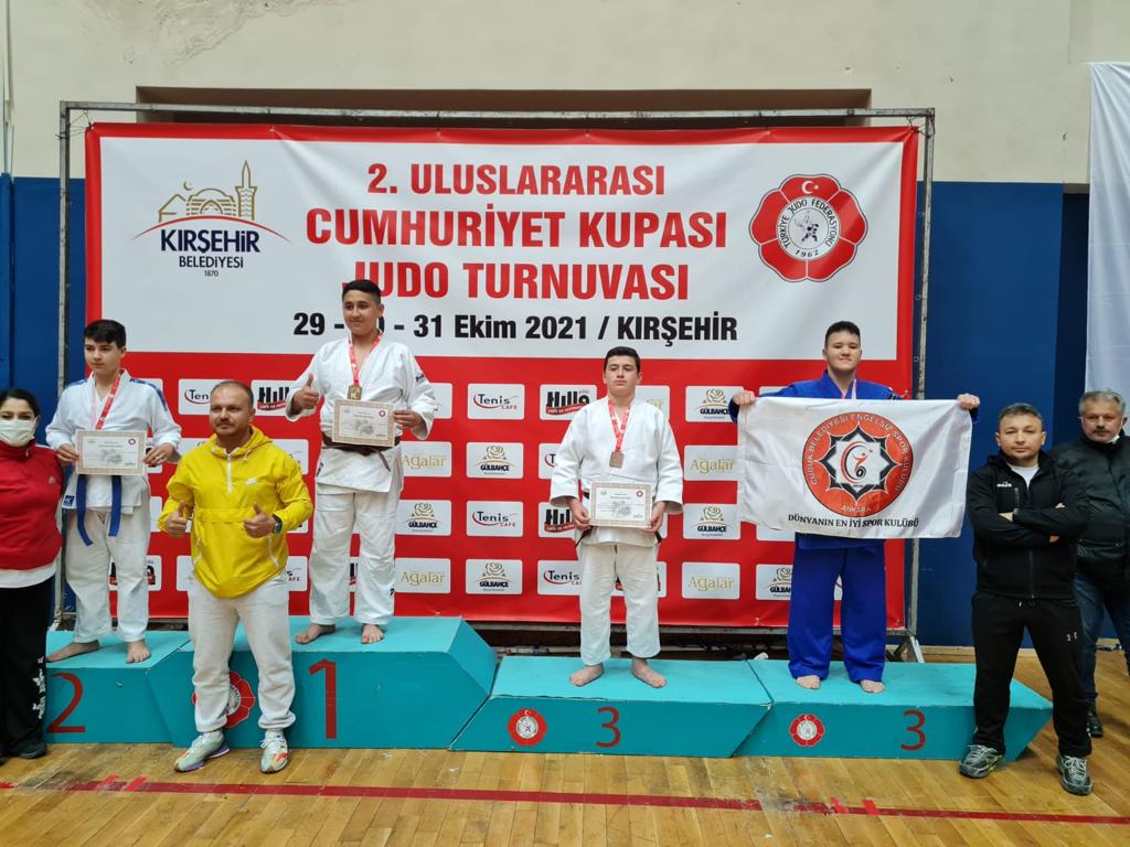 Çubuklu judocular Uluslararası Cumhuriyet Judo Turnuvasına 10 madalya kazandı