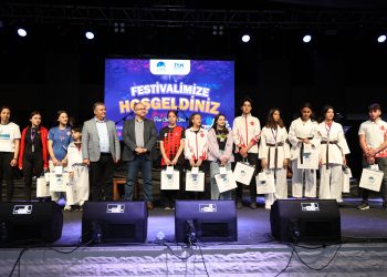 Belediye Başkanı Demirbaş, öğrencilerin keman hayalini gerçekleştirdi