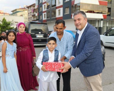 Belediye Başkanımız Baki Demirbaş makam aracını, 9 yaşındaki otizmli Eren Süleyman Yiğit’in sünnet arabası olarak tahsis etti.