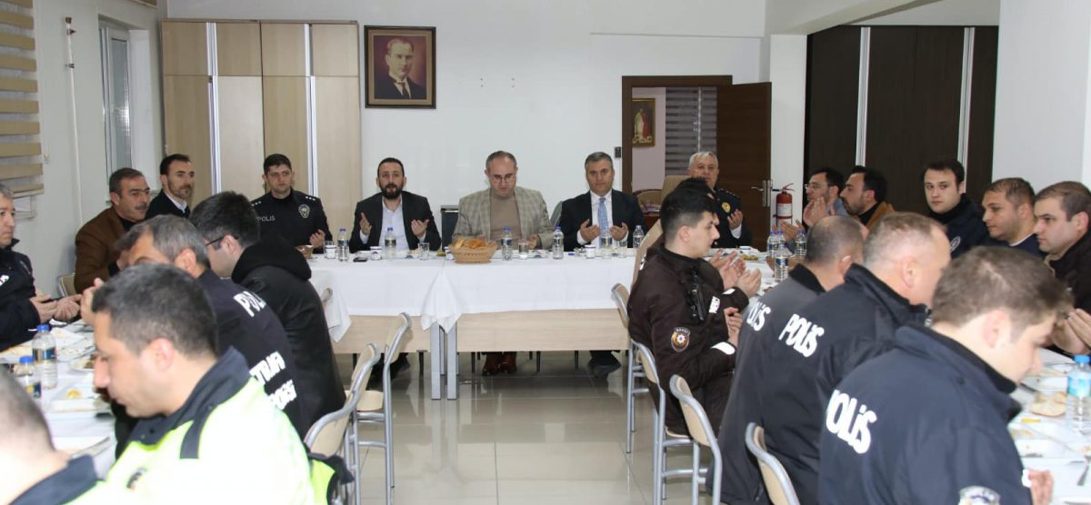Çubuk’ta Kaymakam Keleş ve Belediye Başkanı Demirbaş, polislerle iftar yaptı
