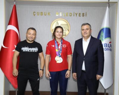 Hırvatistan’da düzenlenen Judo Dünya Şampiyonası’nda gümüş madalya kazanan milli sporcumuz Tuana Gülenay, Belediye Başkanımız Baki Demirbaş’ı ziyaret etti.
