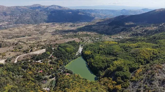 KARAGÖL TABİAT PARKI SONBAHAR RENKLERİYLE ZİYARETÇİLERİNİ AĞIRLIYOR